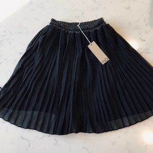 NWT Moi Black Skirt